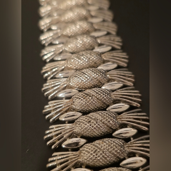 Sarah Coventry Simply Elegant Pineapple Bracelet - Picture 3 of 7